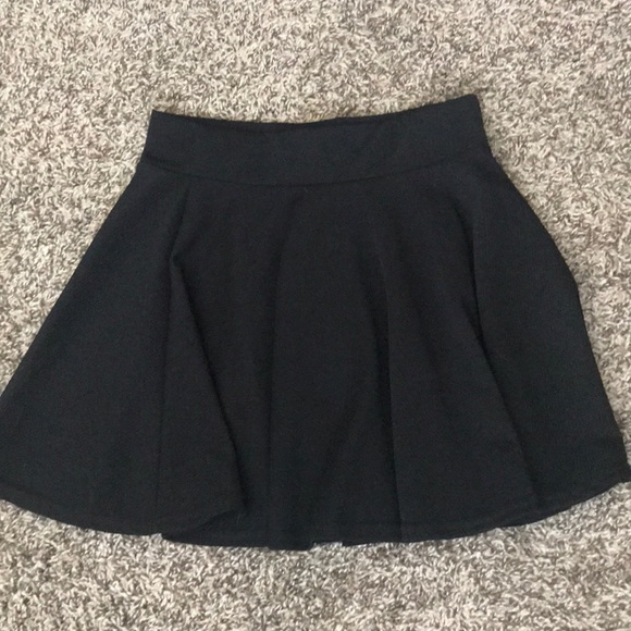 Plain black mini skirt - Picture 1 of 2